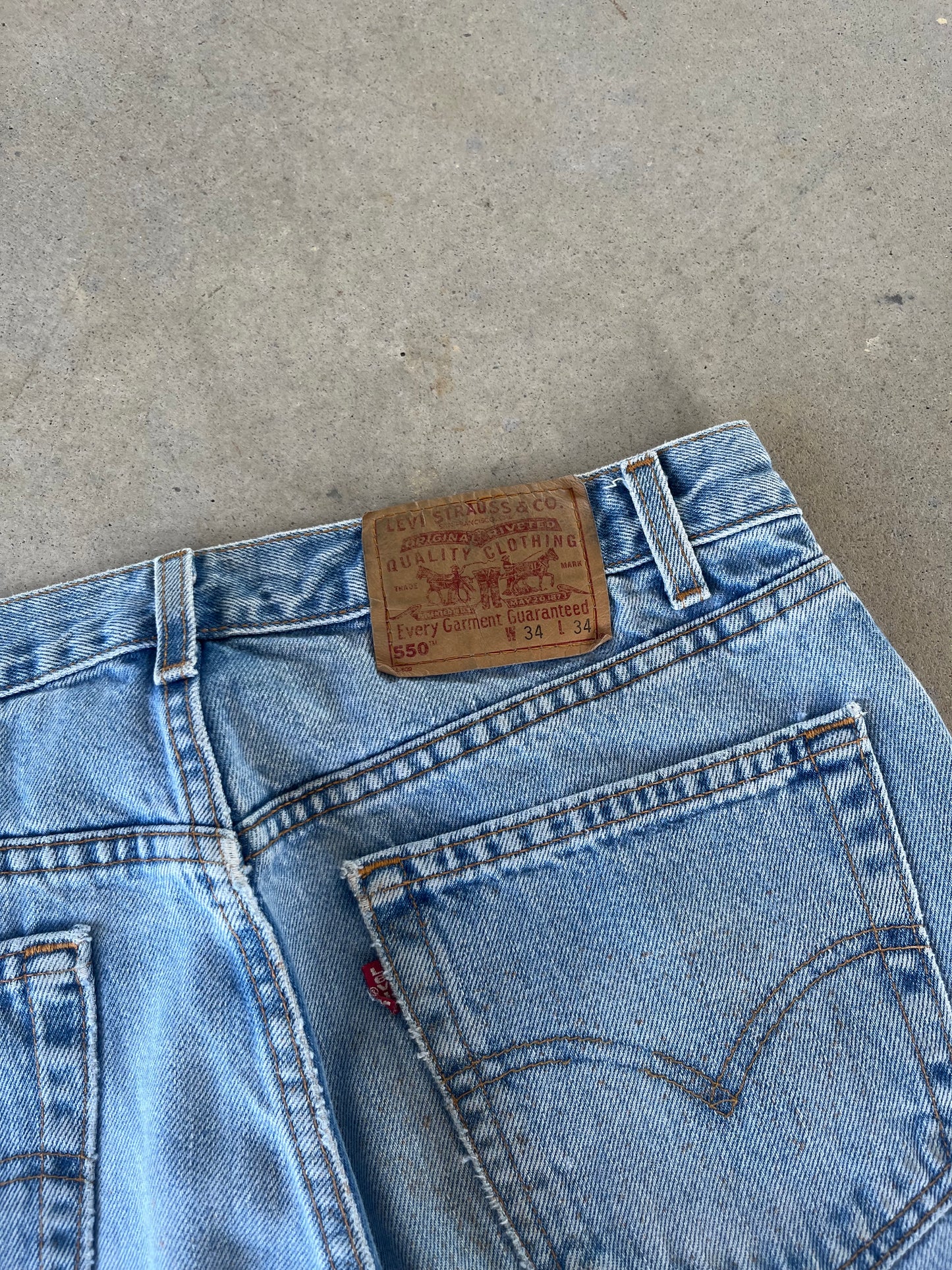 90’s Levi’s 550 Light Wash Jeans [33x33]