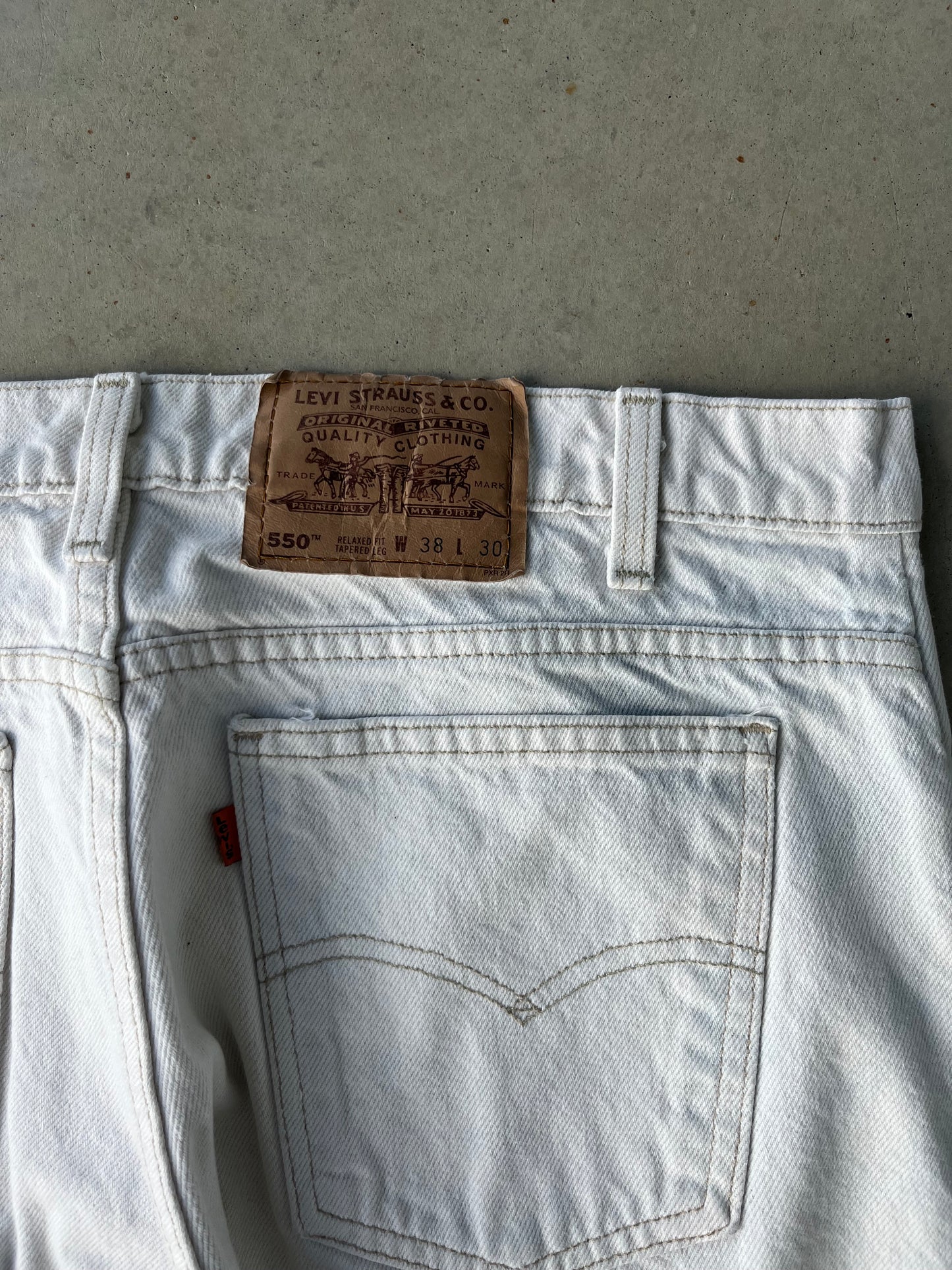 90’s Levi’s 550 White Jeans [37x30]